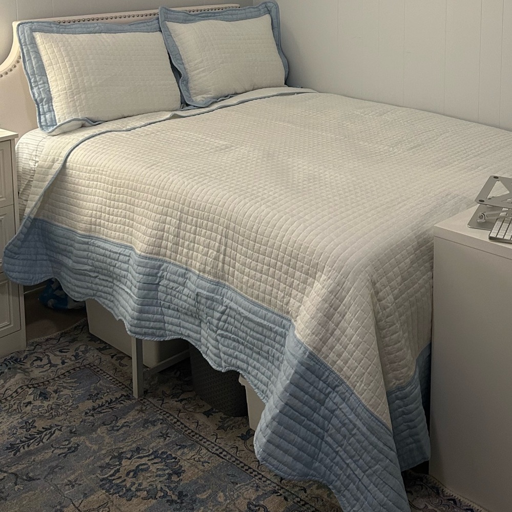 Crown and Ivy Queen Comforter and Pillow Set